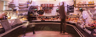 Ladenraum der Metzgerei Eugen Reichart, heute, große Auswahl, beste Qualität bei Wurst- und Fleischwaren